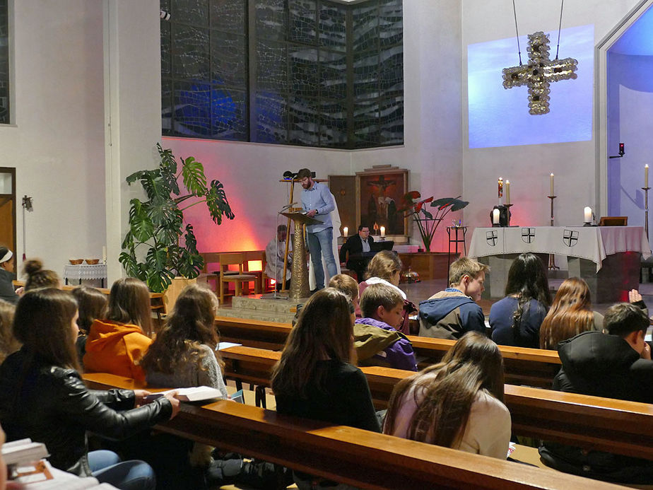 Firmvorbereitung mit Tauferinnerungsgottesdienst in St. Maria, Wolfhagen (Foto: Karl-Franz Thiede)